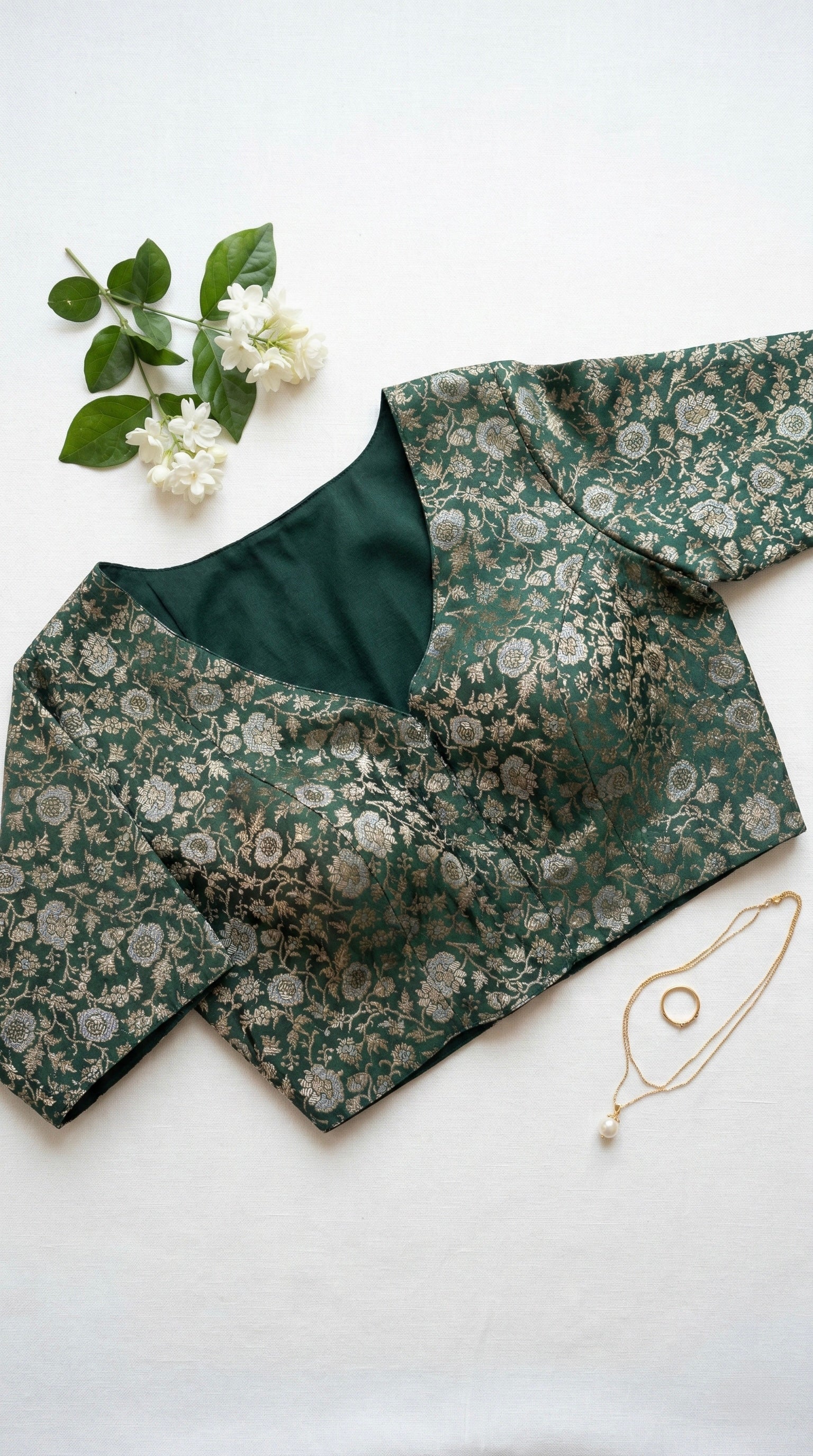 Brocade V-neck half sleeve blouse