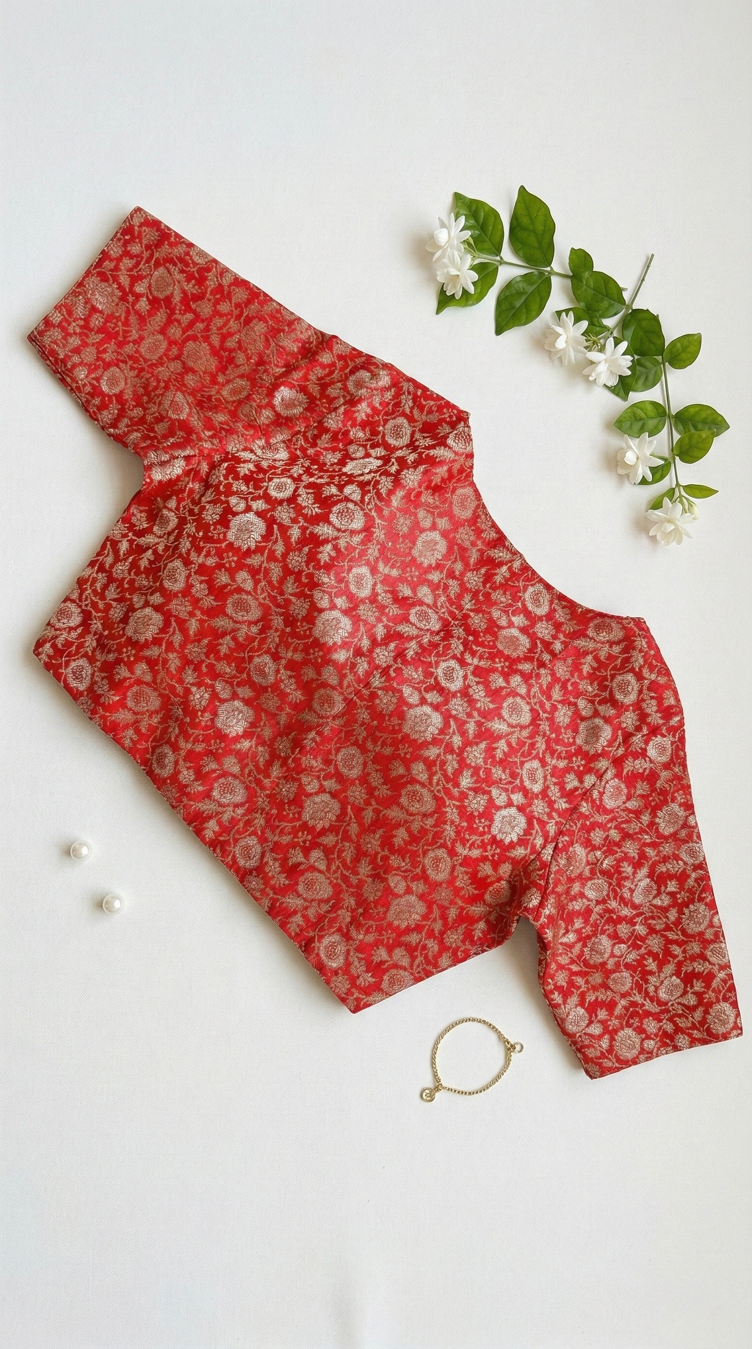 Brocade V-neck half sleeve blouse