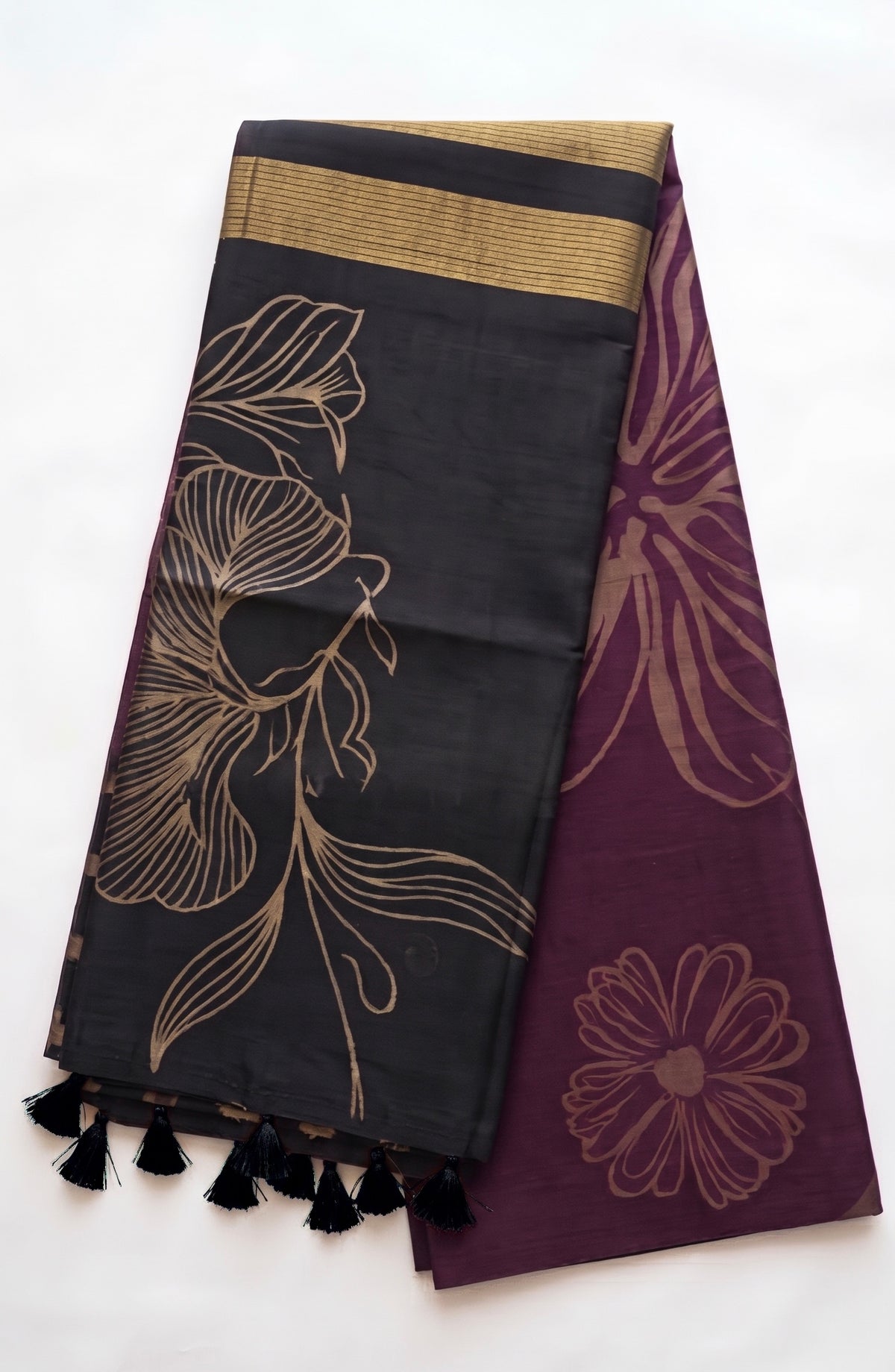 Jyothi-Jute Saree with contrast pallu and large floral motifs