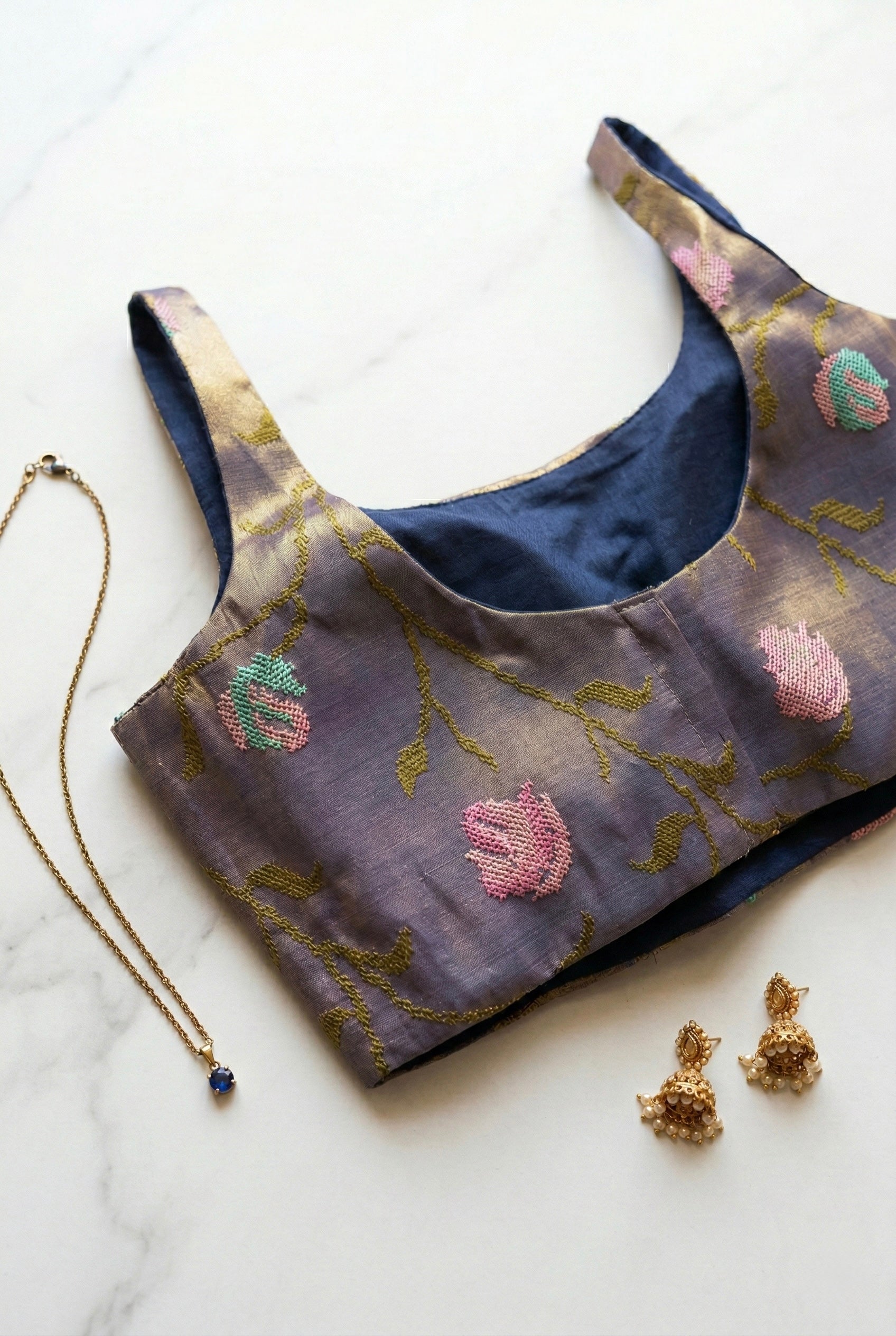 Zariah - Tissue sleeveless blouse in crochet detailing