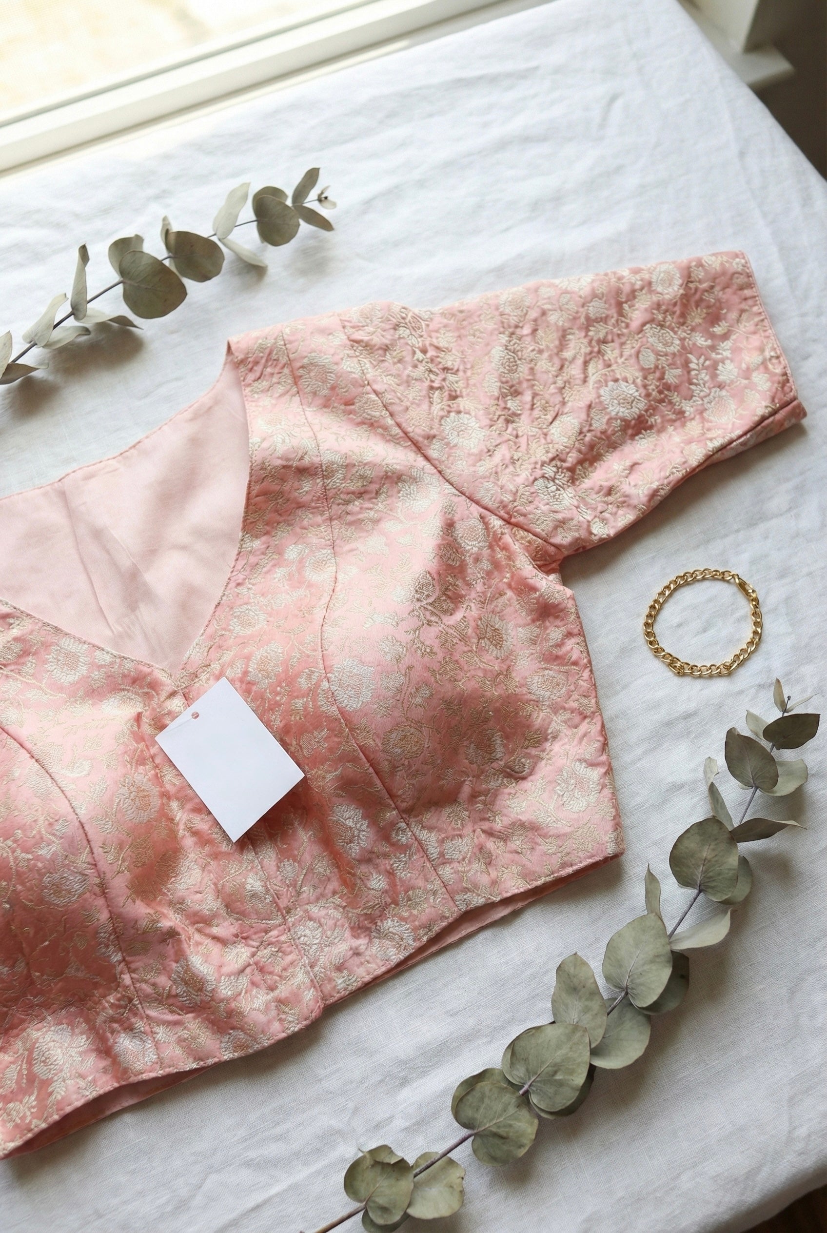 Brocade V-neck half sleeve blouse