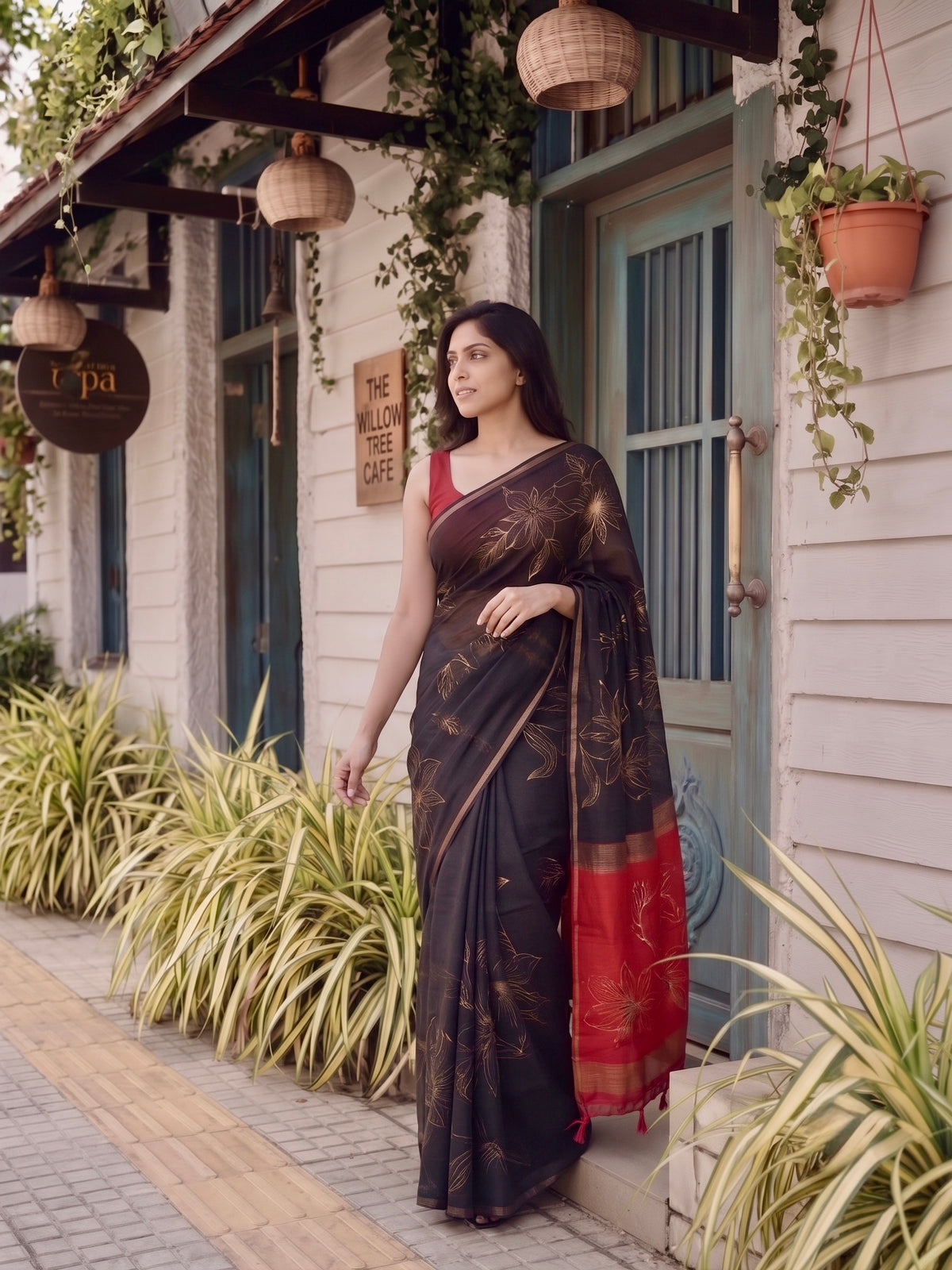 Jyothi-Jute Saree with contrast pallu and large floral motifs