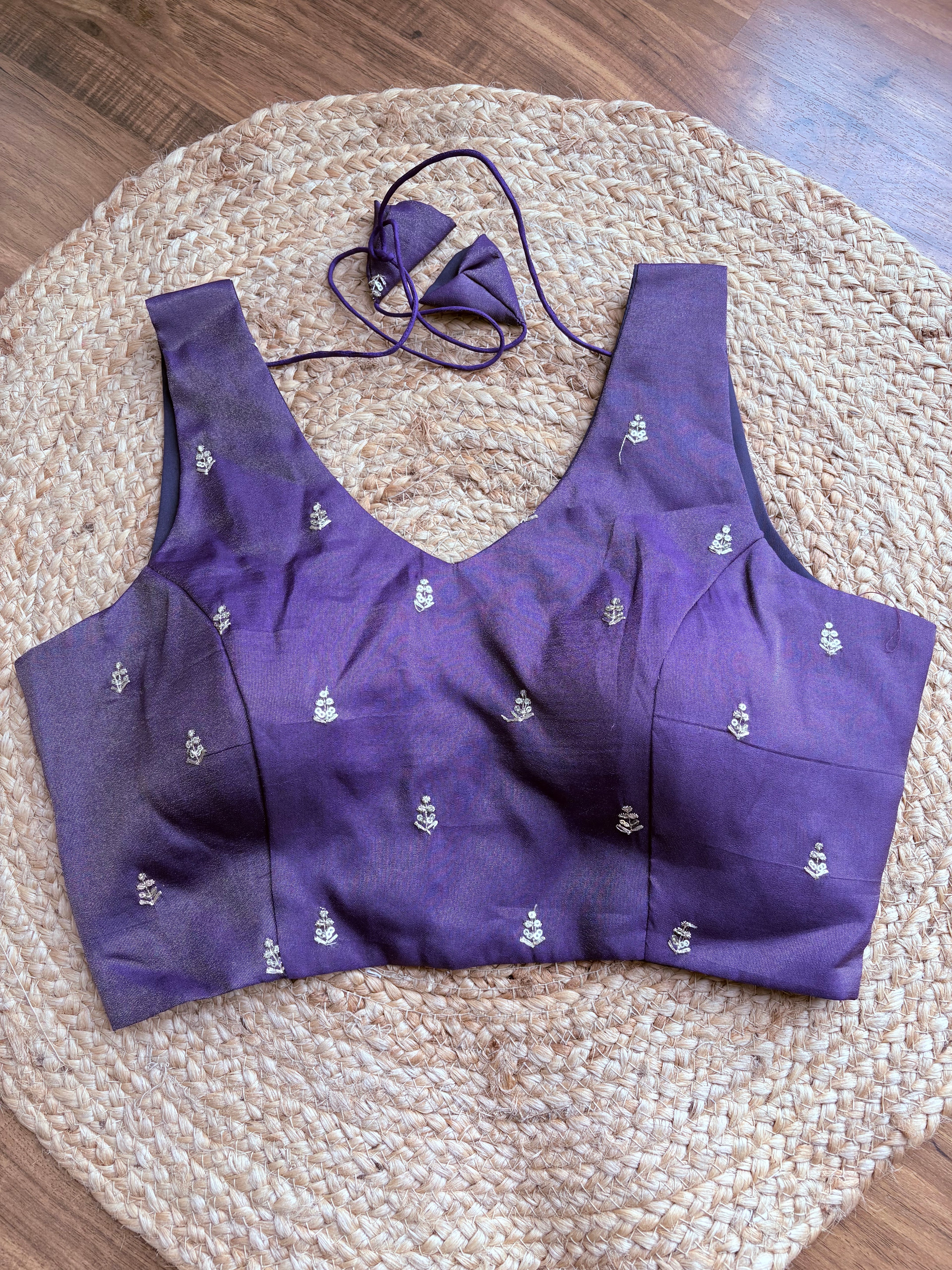 Tissue blouse with small motifs