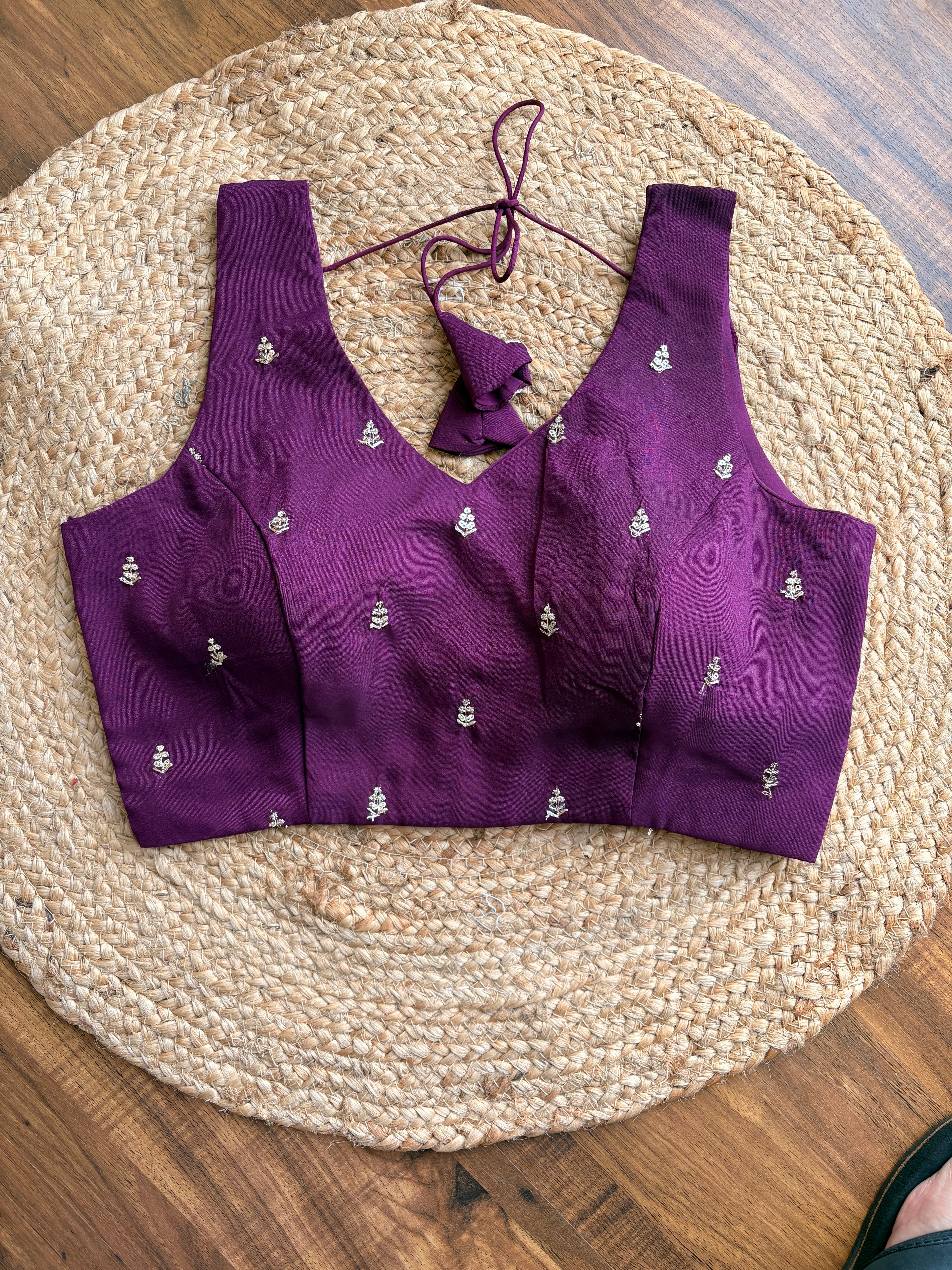 Tissue blouse with small motifs