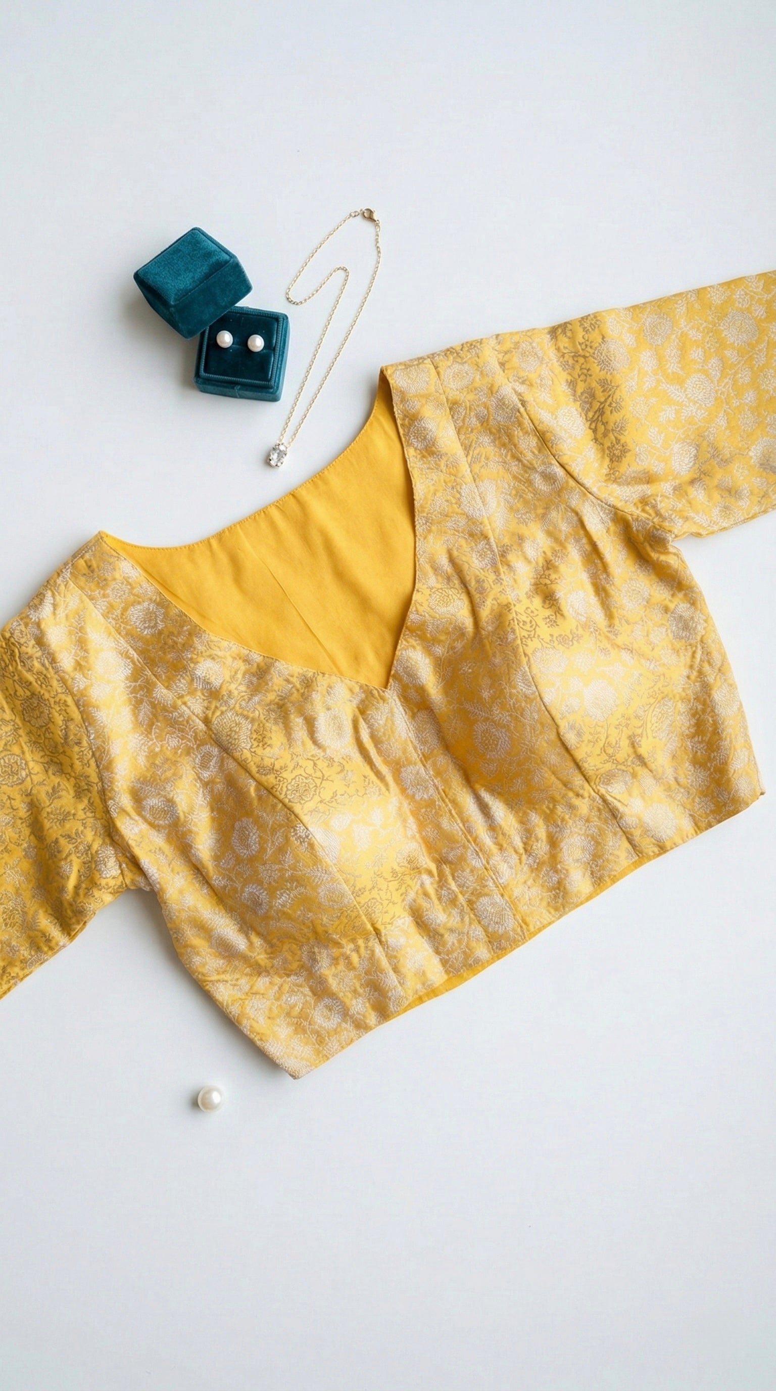 Brocade V-neck half sleeve blouse