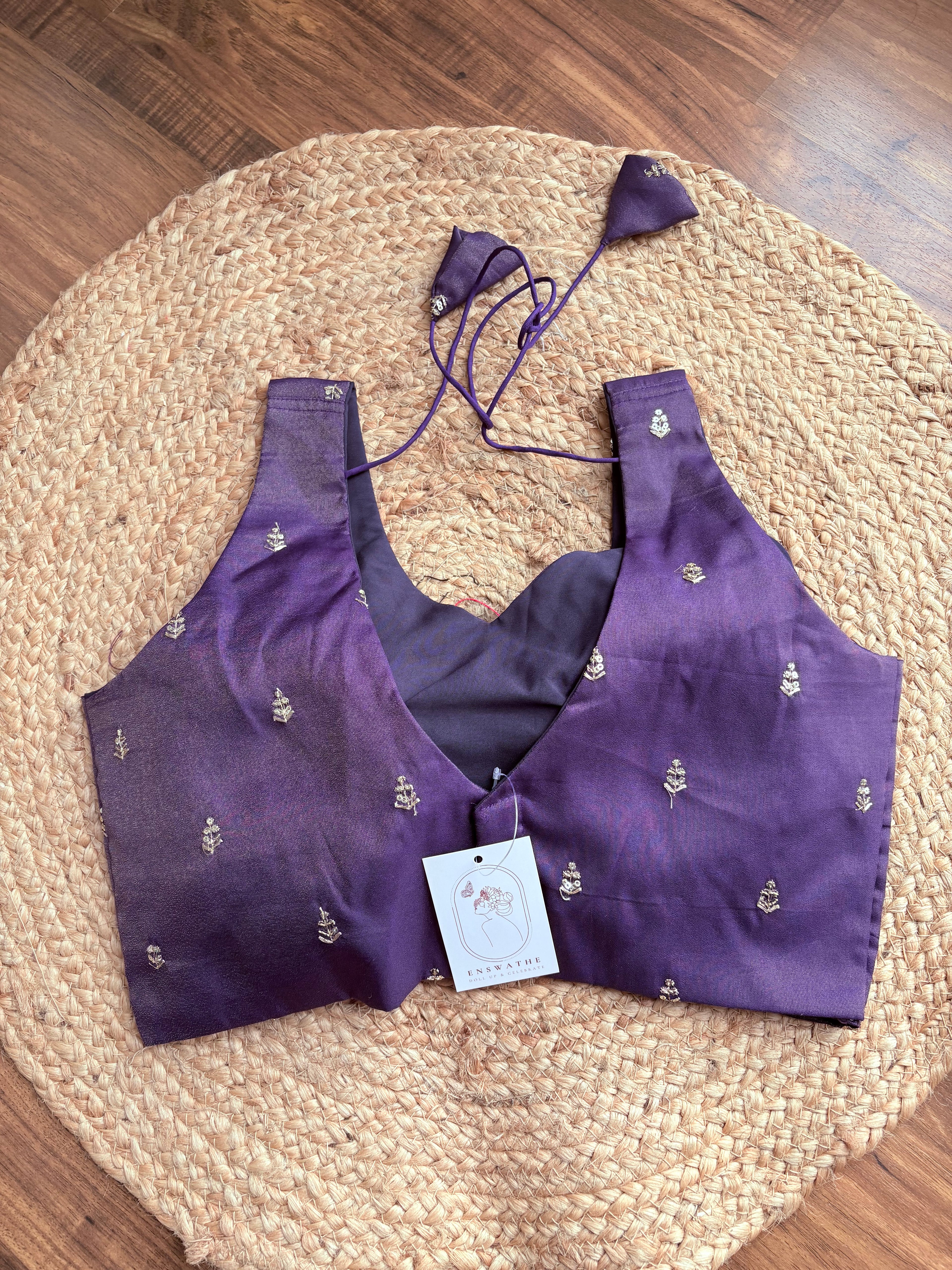 Tissue blouse with small motifs