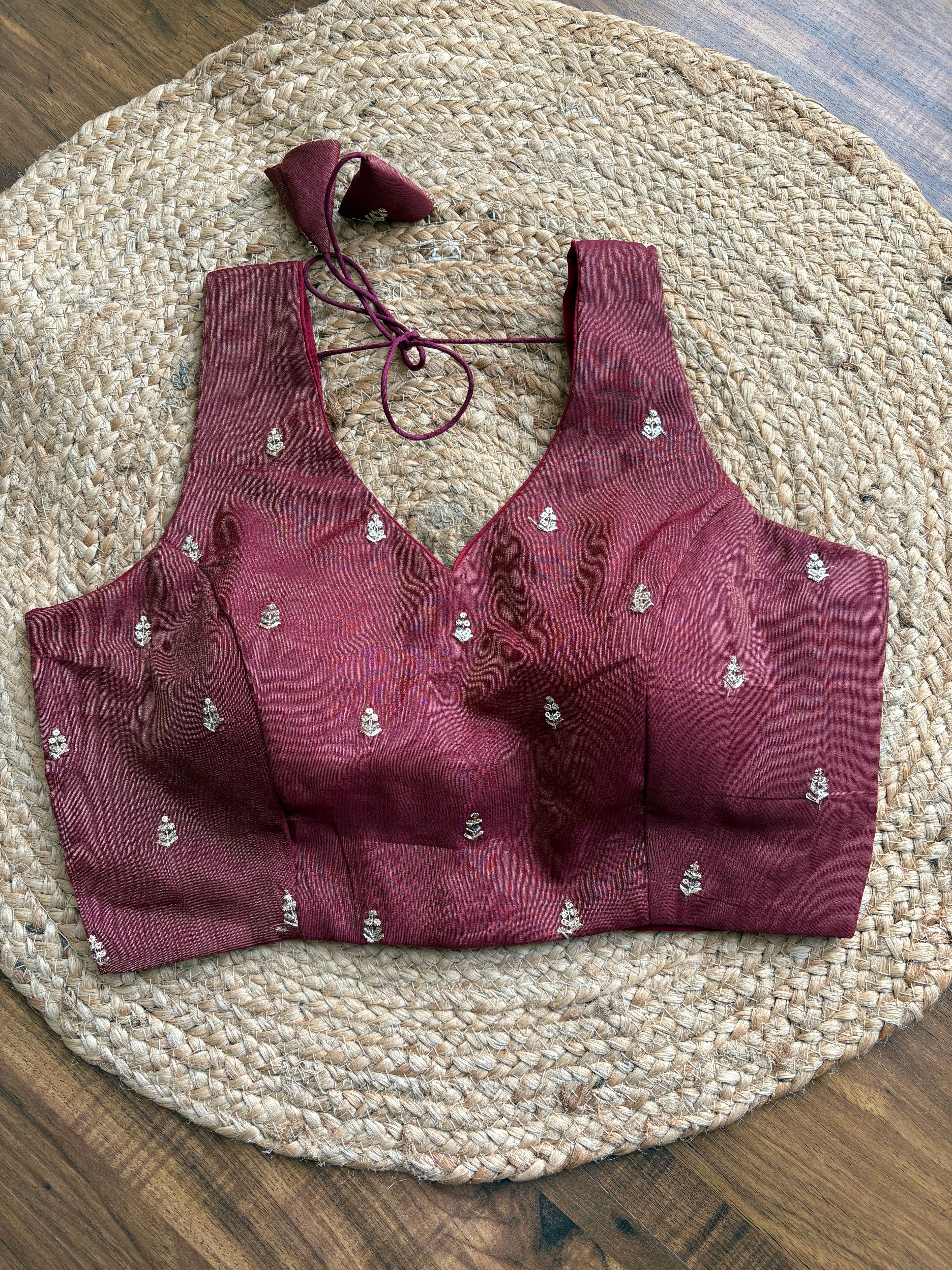 Tissue blouse with small motifs