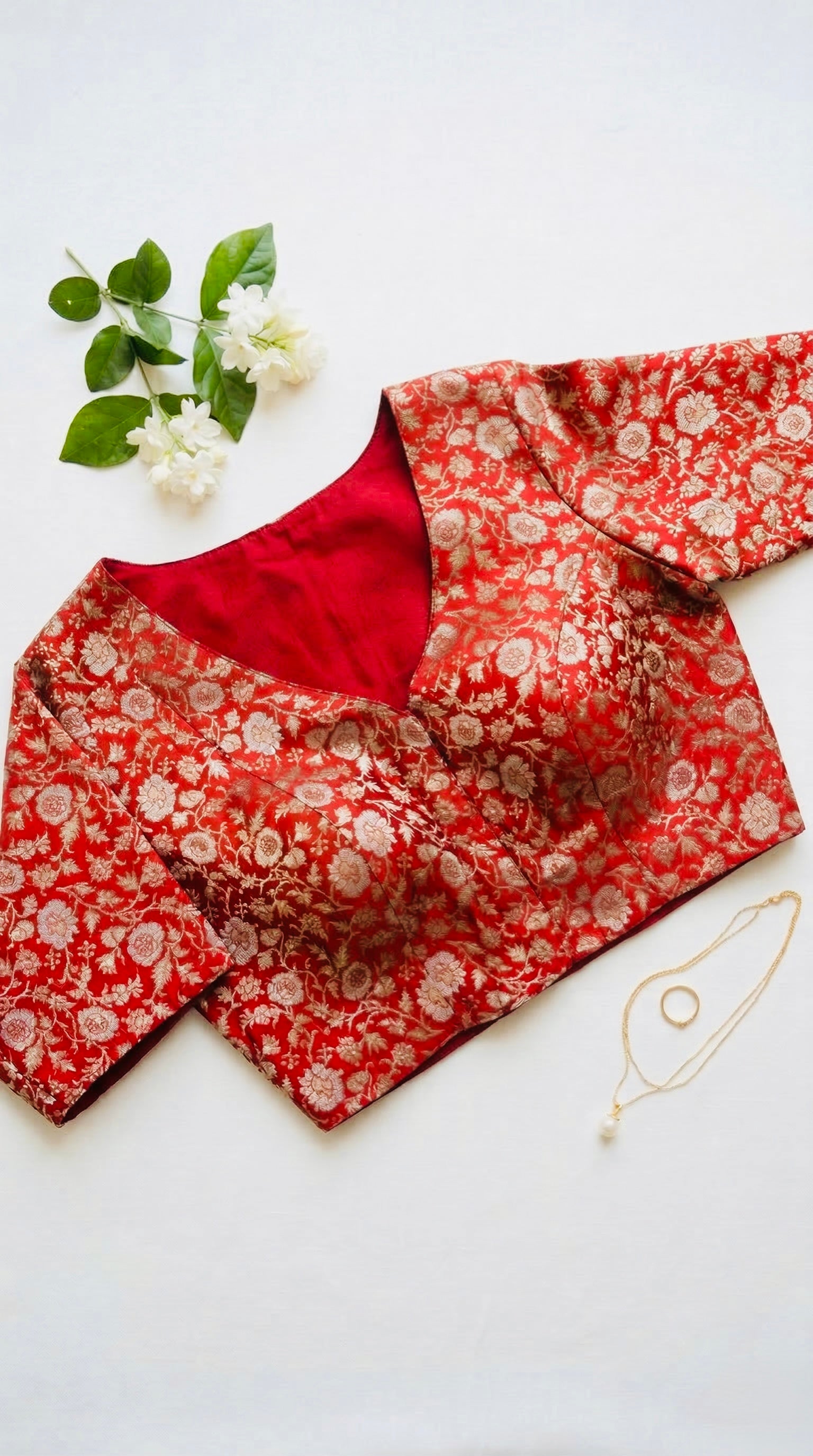 Brocade V-neck half sleeve blouse