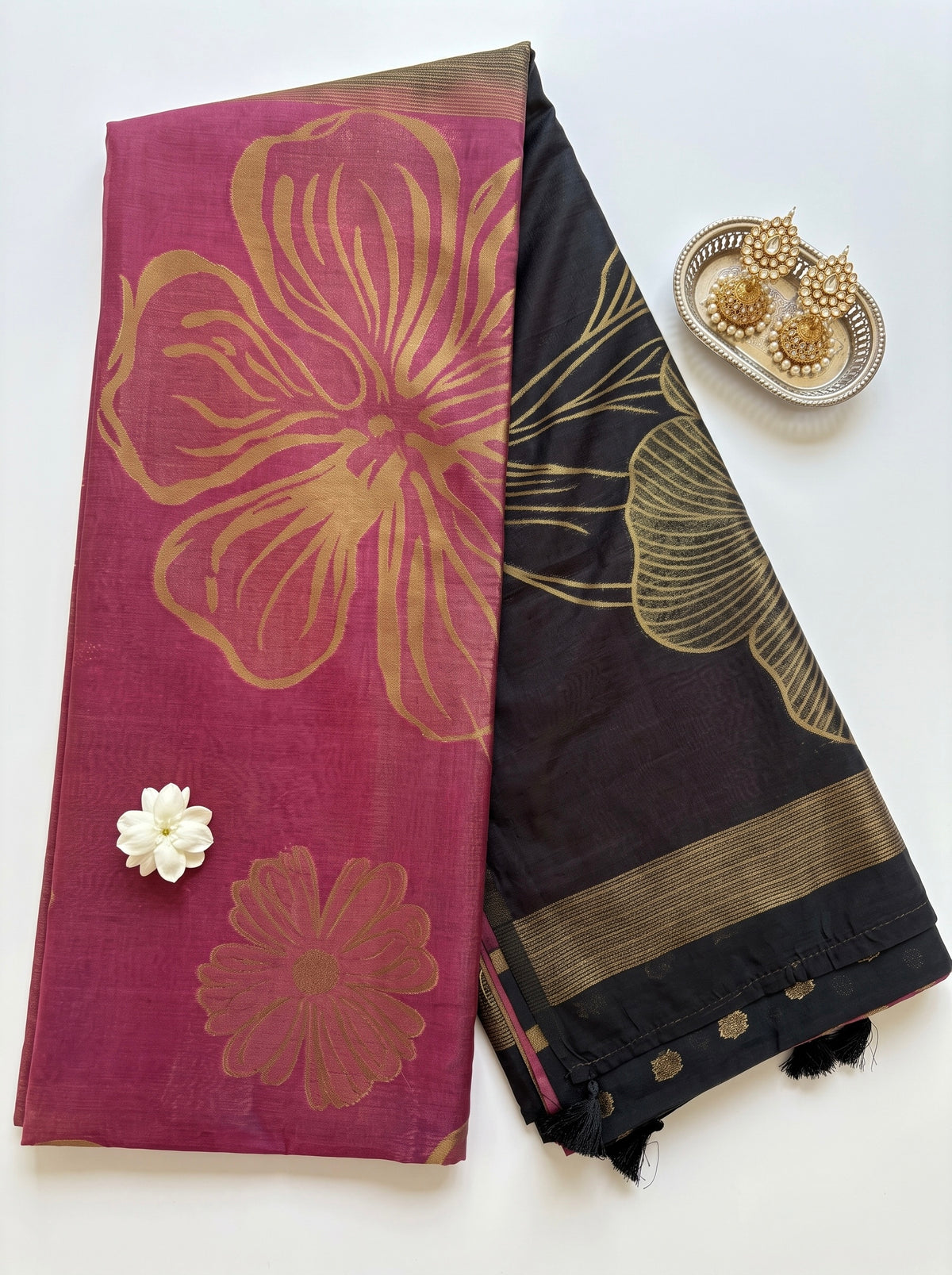 Jyothi-Jute Saree with contrast pallu and large floral motifs