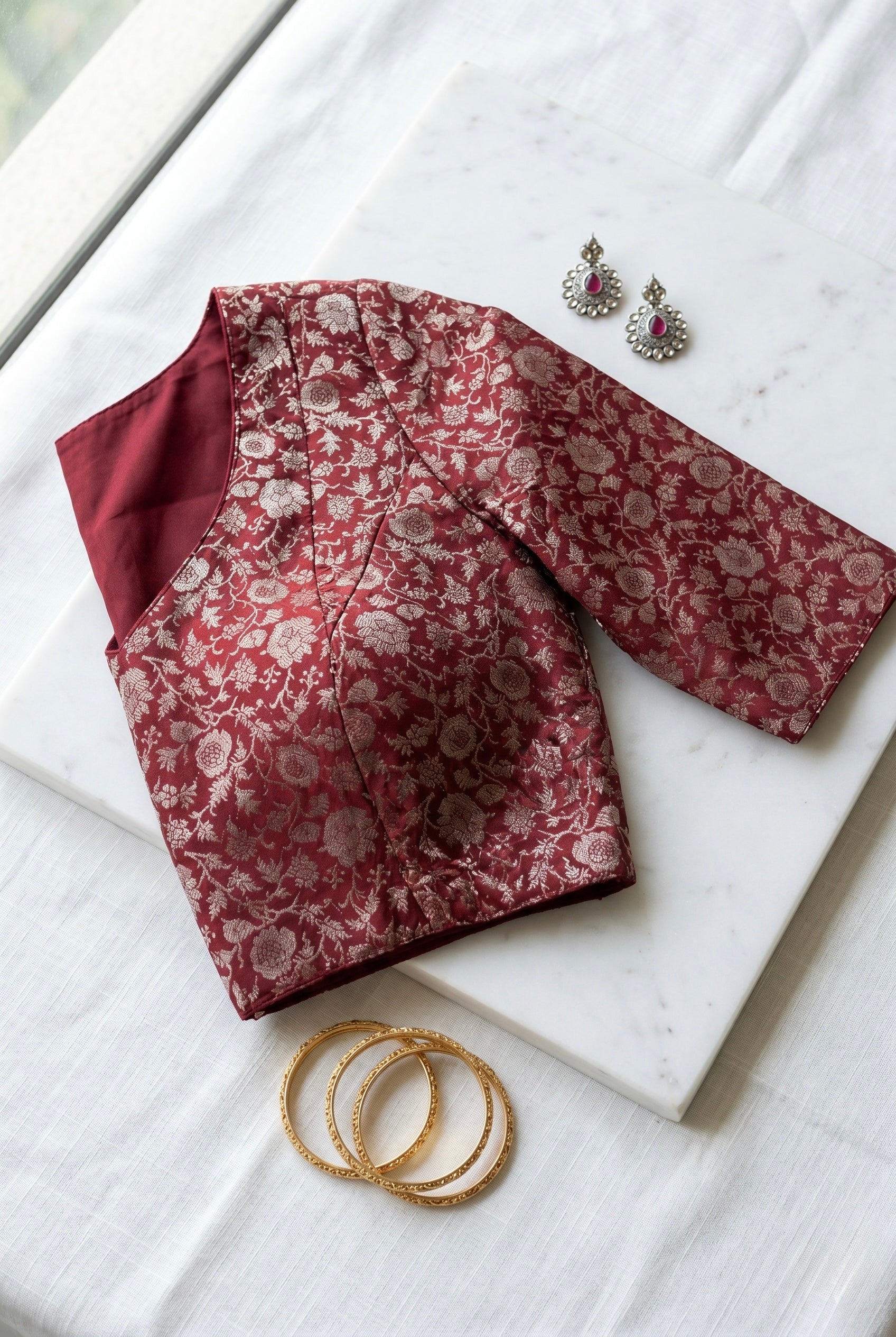 Brocade V-neck half sleeve blouse