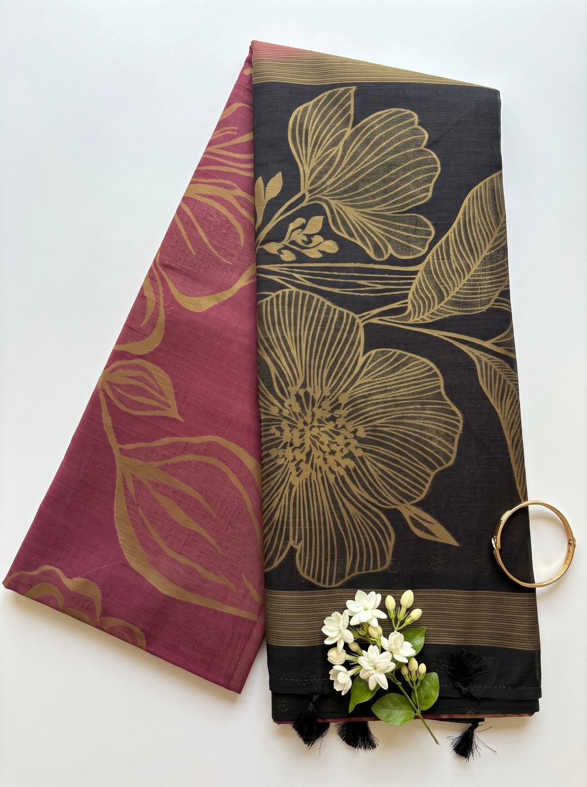 Jyothi-Jute Saree with contrast pallu and large floral motifs