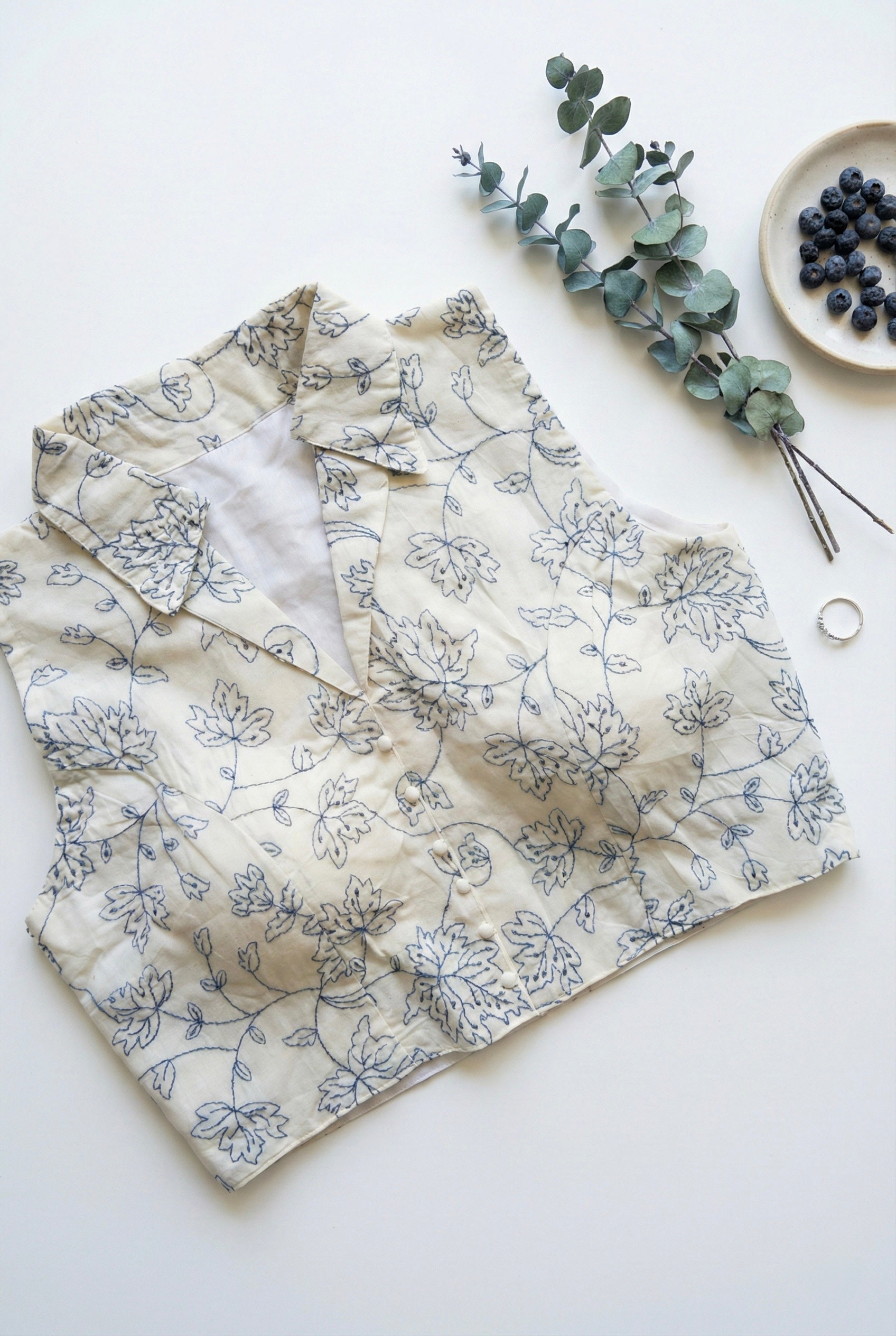 Khadi collared blouse in leaves embroidery