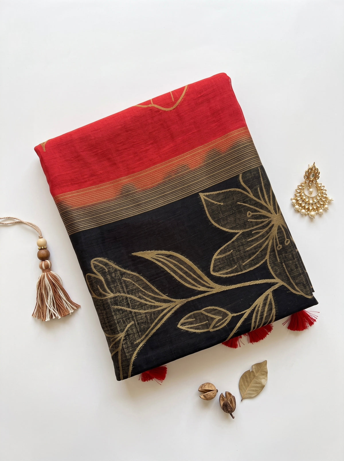 Jyothi-Jute Saree with contrast pallu and large floral motifs