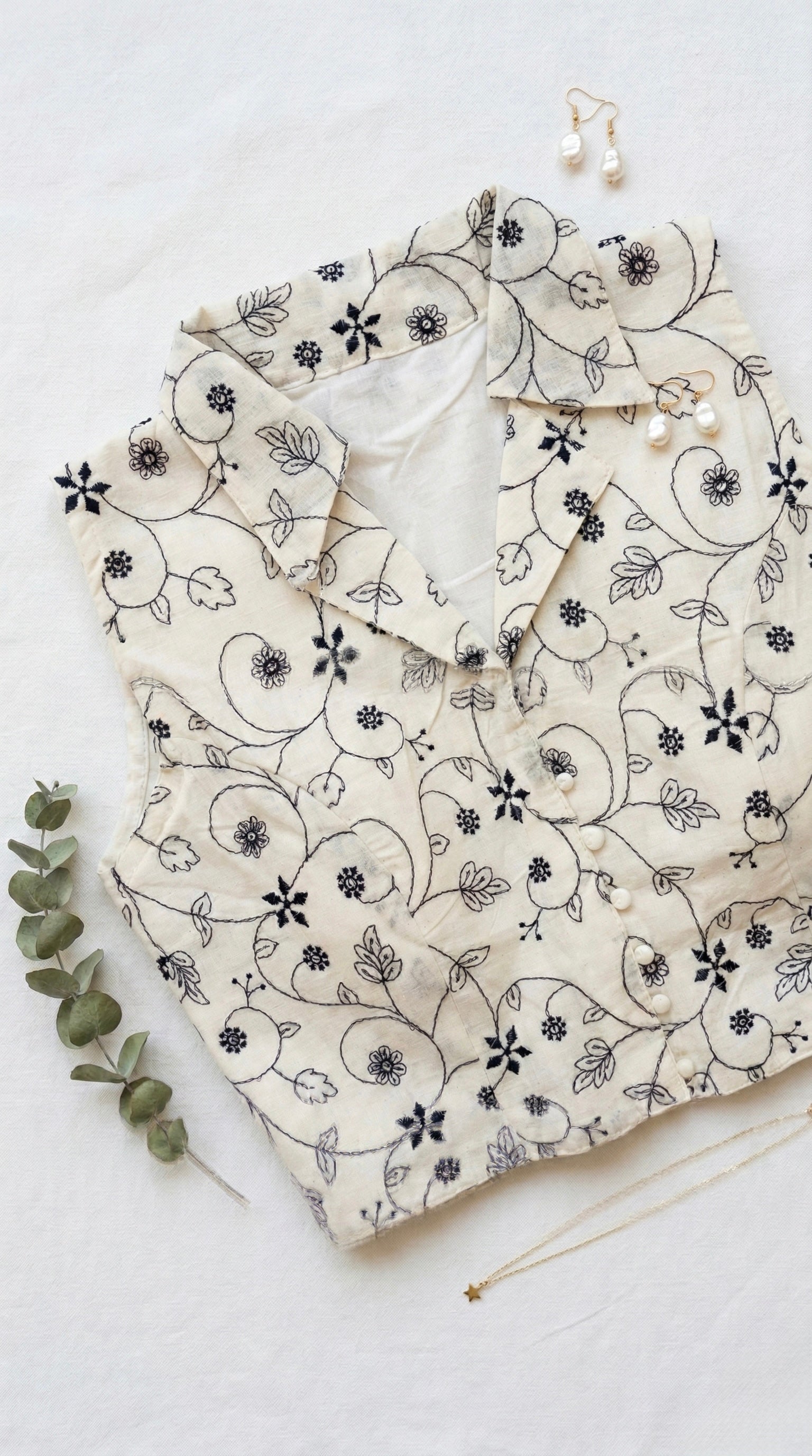 Khadi collared blouse in floral embroidery