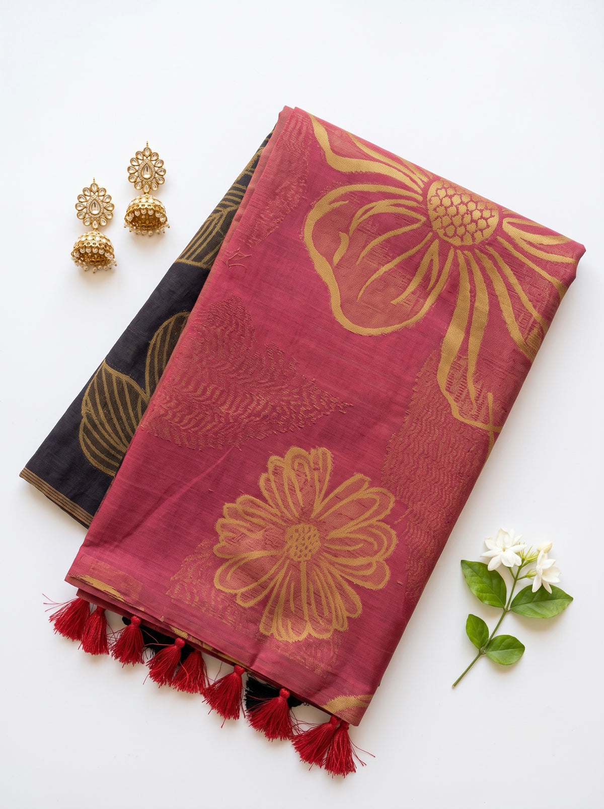Jyothi-Jute Saree with contrast pallu and large floral motifs