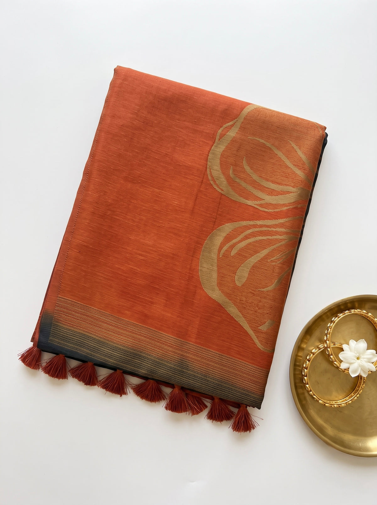 Jyothi-Jute Saree with contrast pallu and large floral motifs
