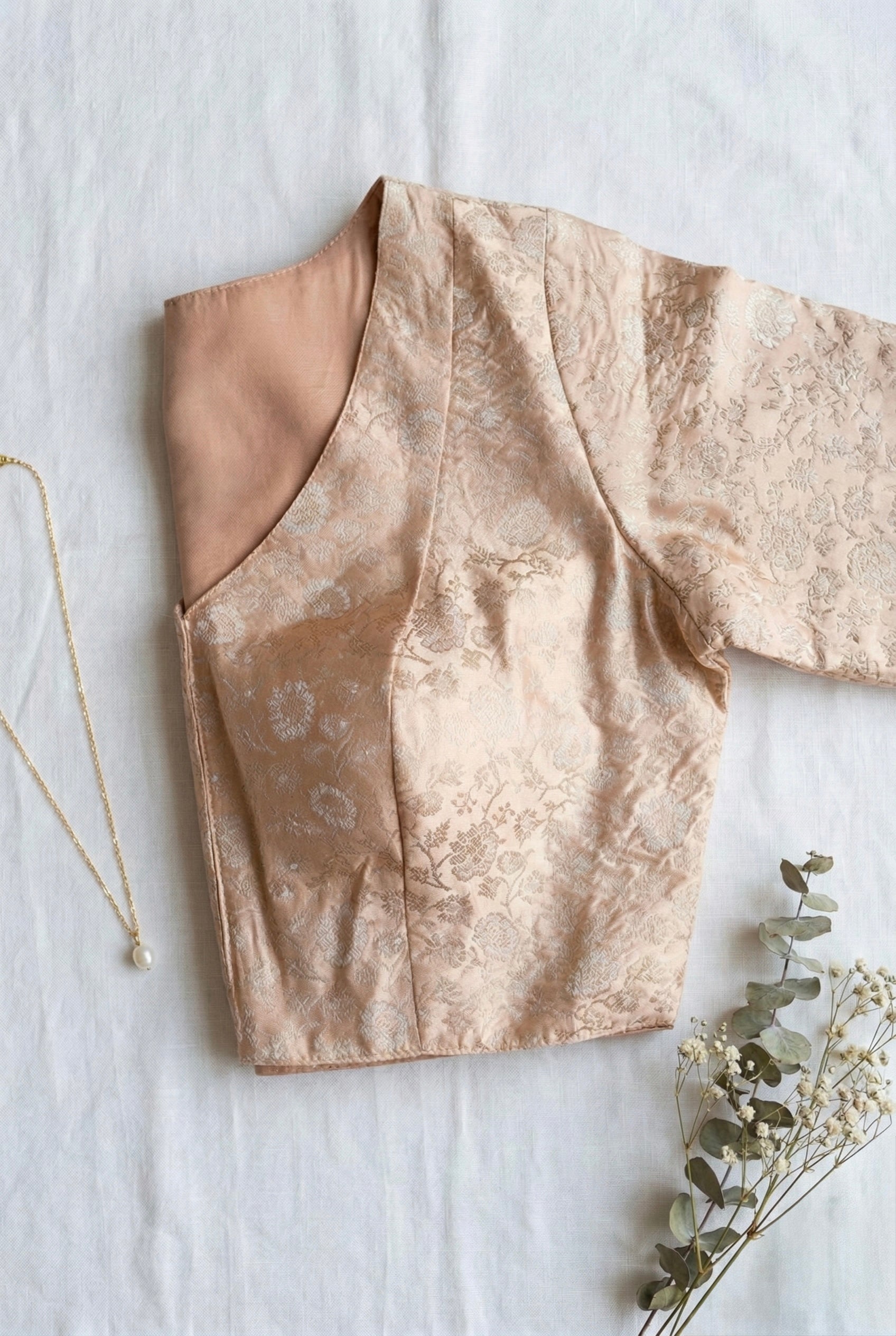Brocade V-neck half sleeve blouse