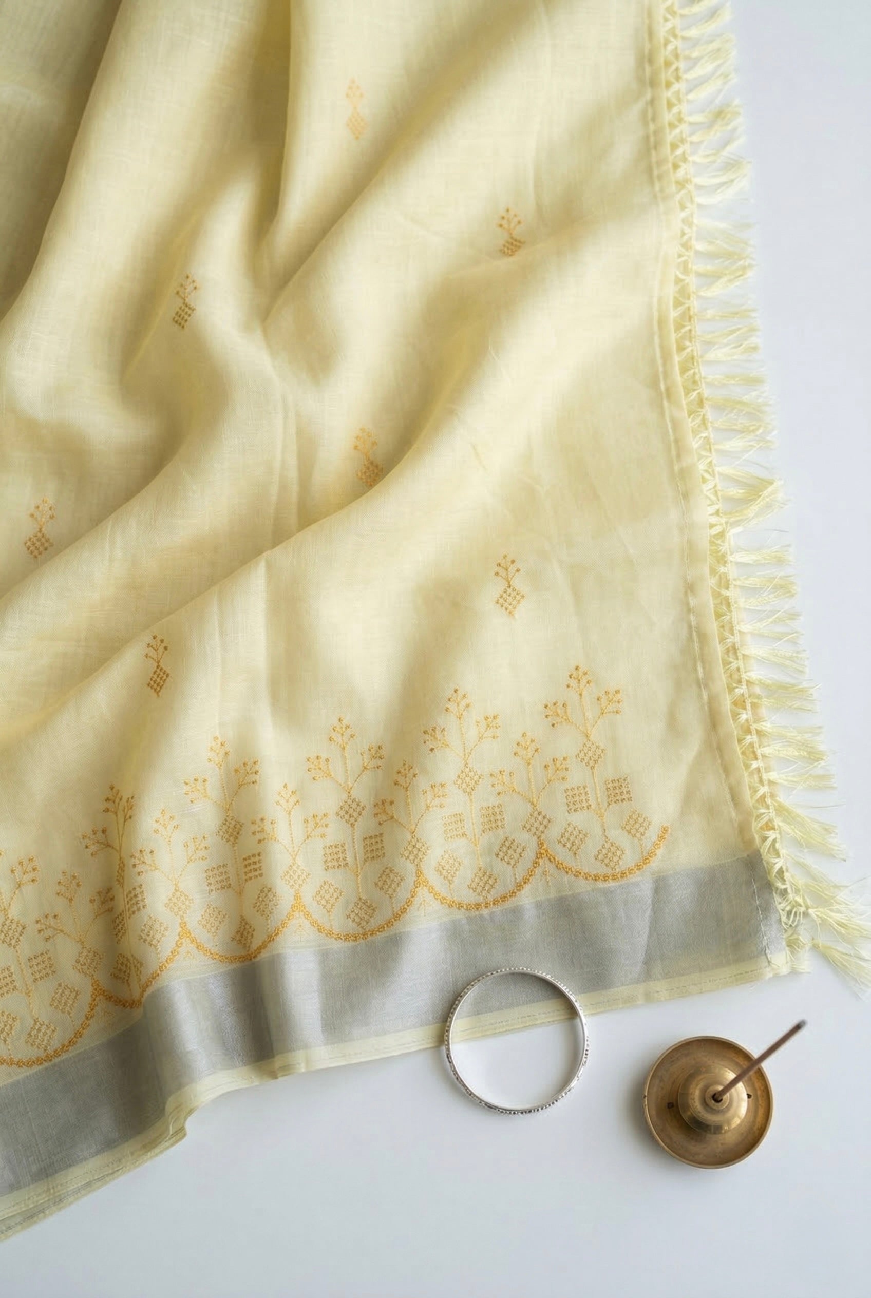 Soft linen saree with embroidered border