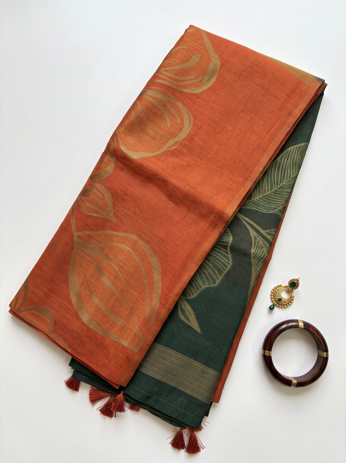 Jyothi-Jute Saree with contrast pallu and large floral motifs
