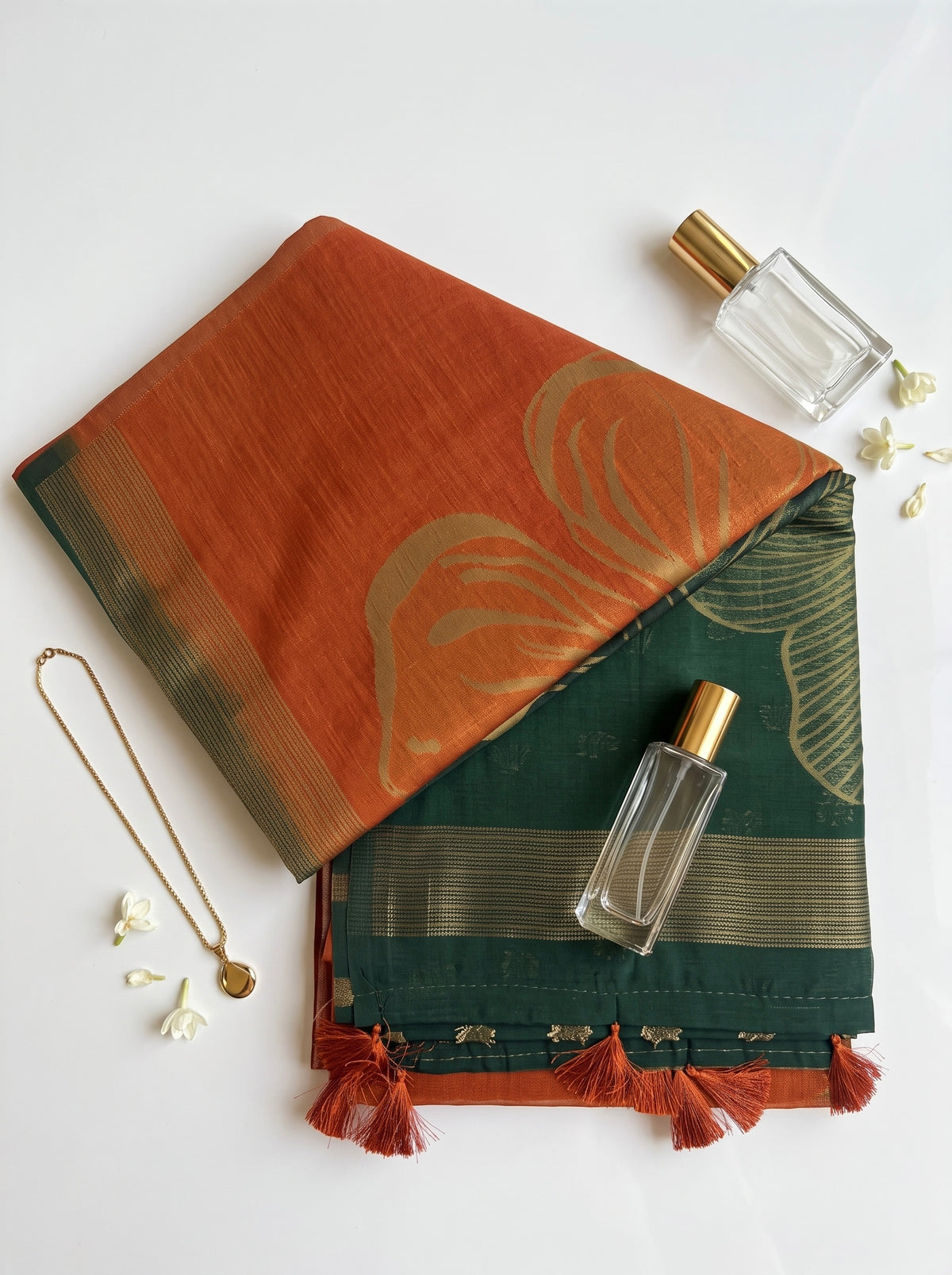 Jyothi-Jute Saree with contrast pallu and large floral motifs