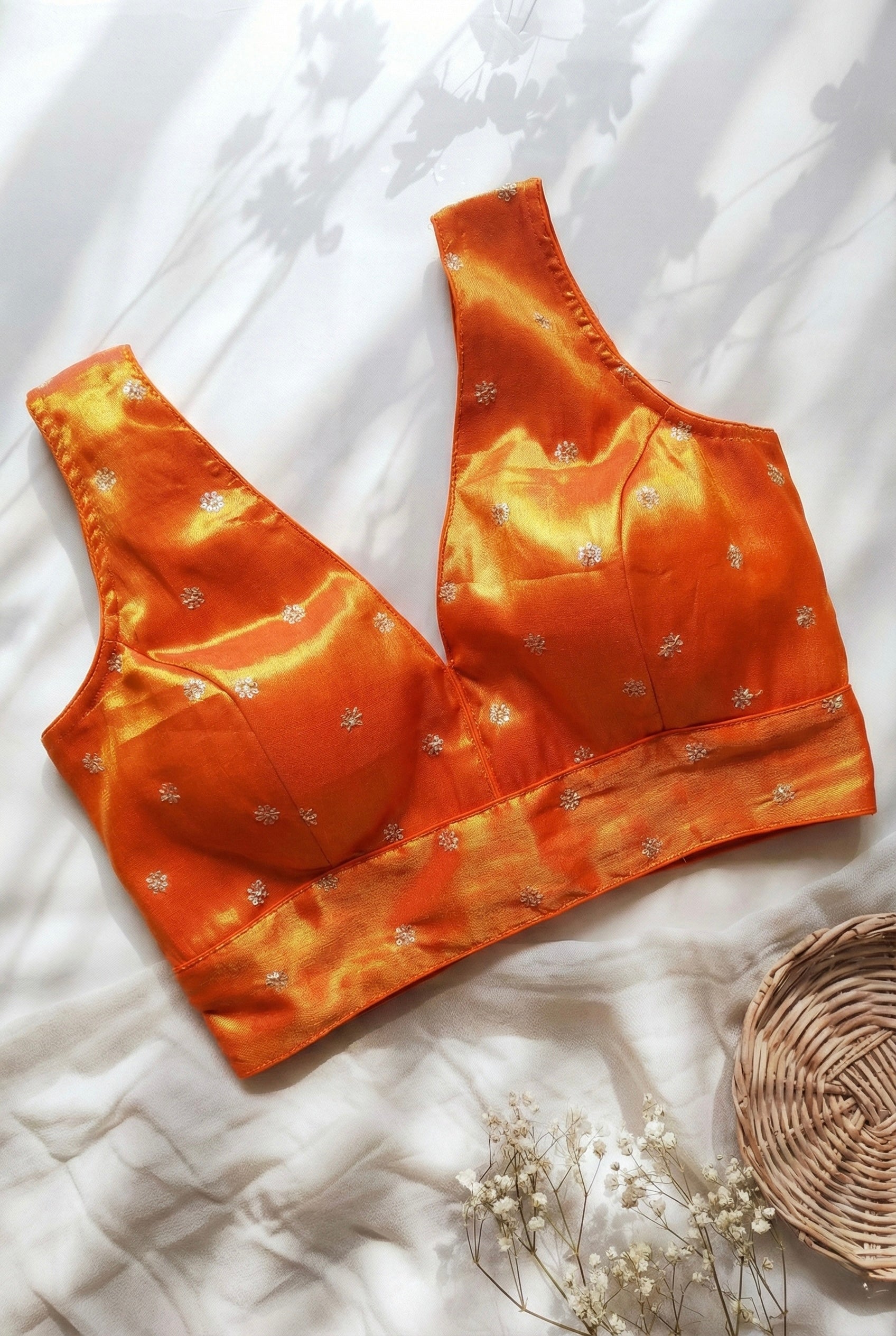 Tissue V-neck blouse with motifs