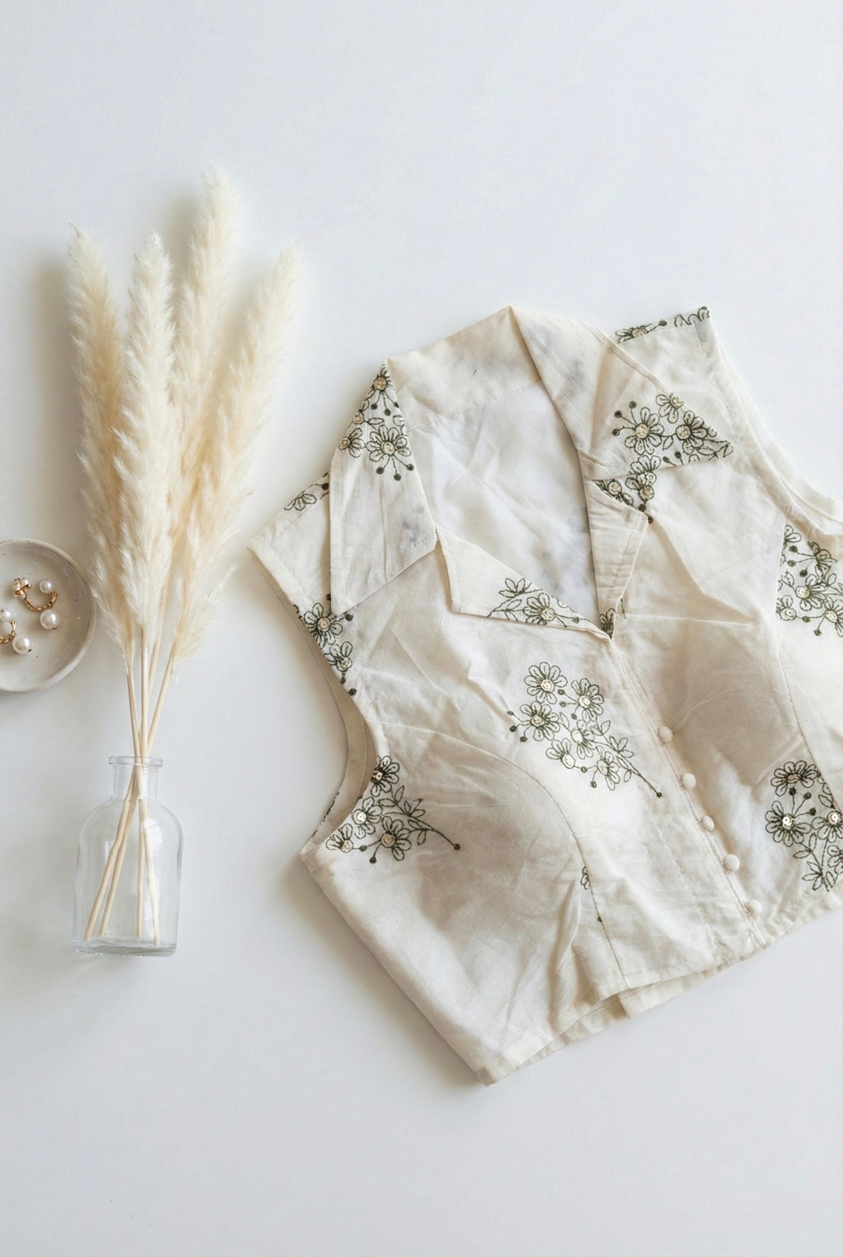 Khadi collared blouse in floral embroidery