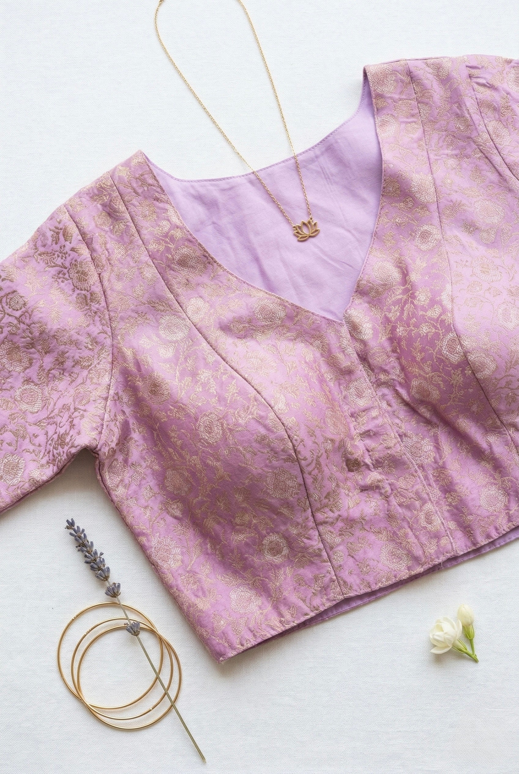 Brocade V-neck half sleeve blouse
