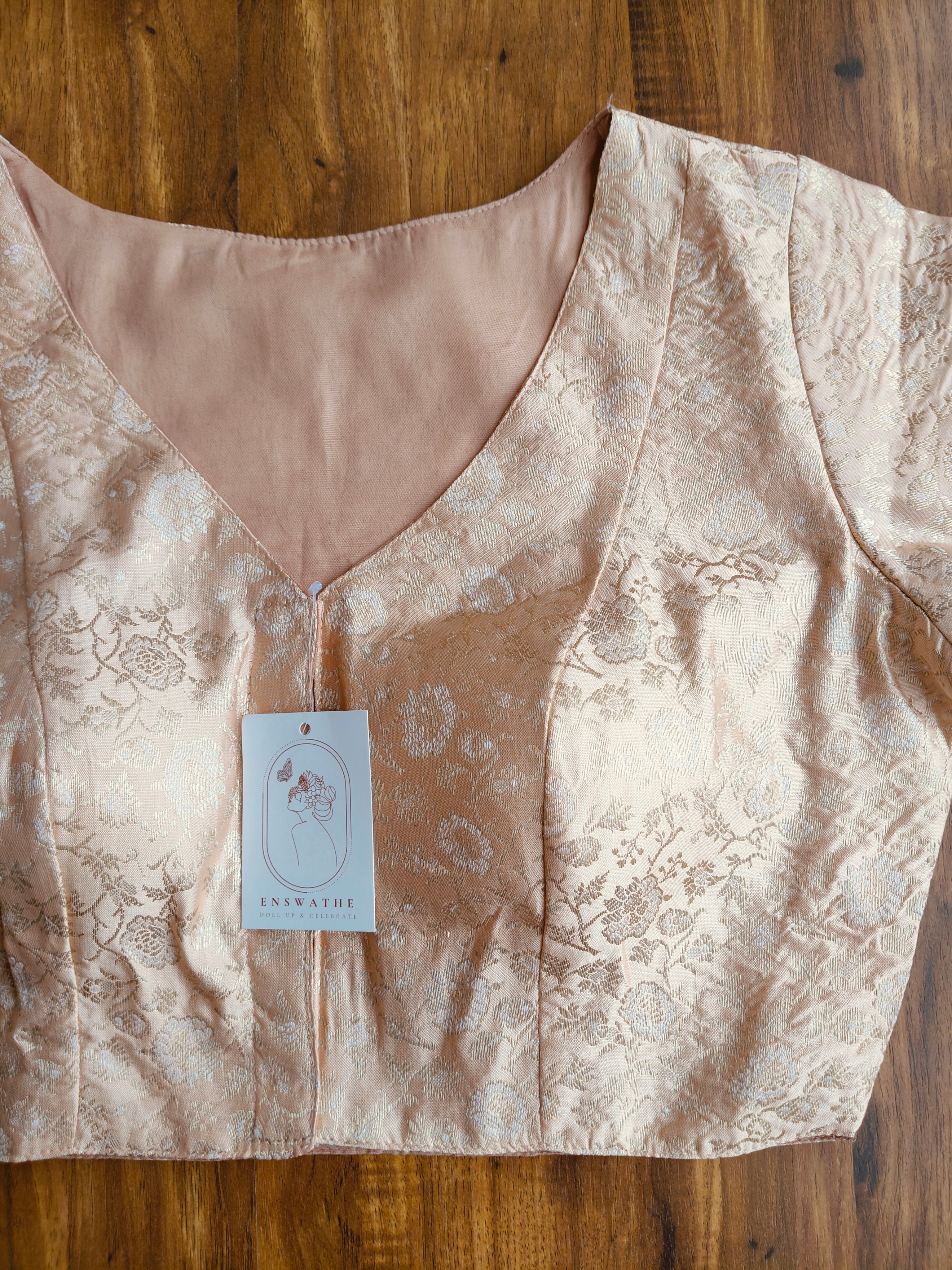 Brocade V-neck half sleeve blouse